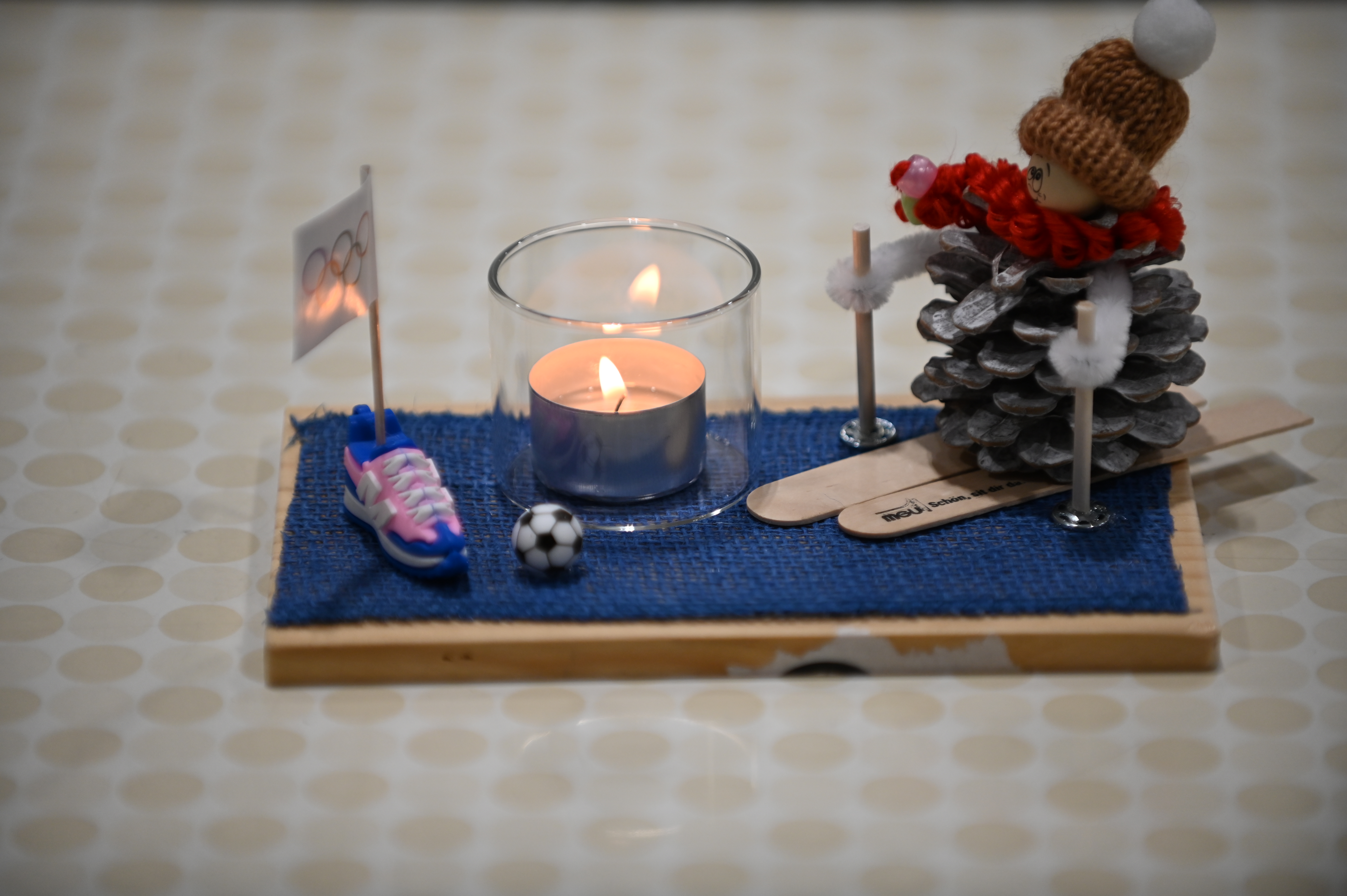 Tischdekoration Tannzapfen als Skifahrer