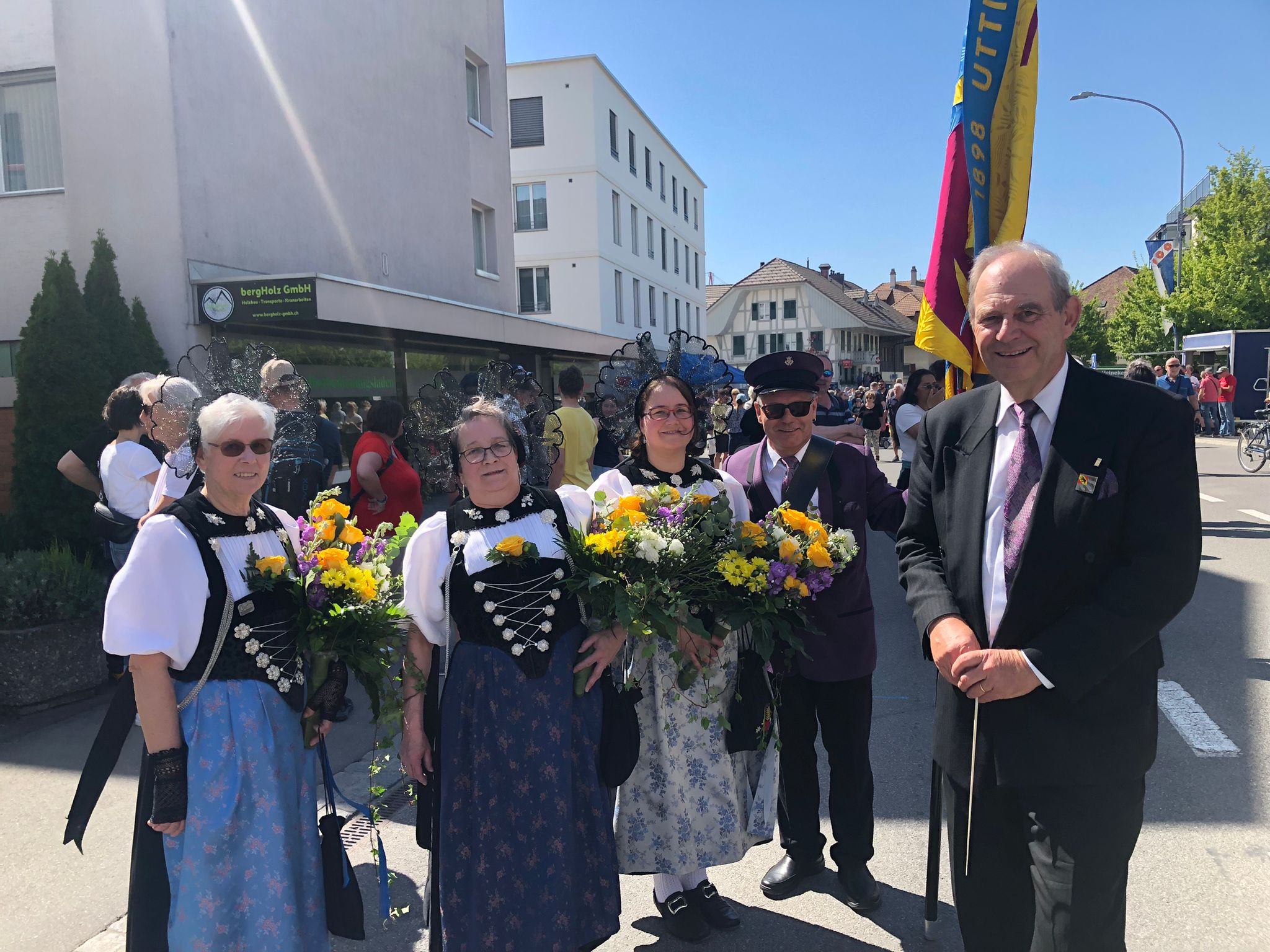 Unsere drei Ehrendamen, Fähnrich Markus und Beat