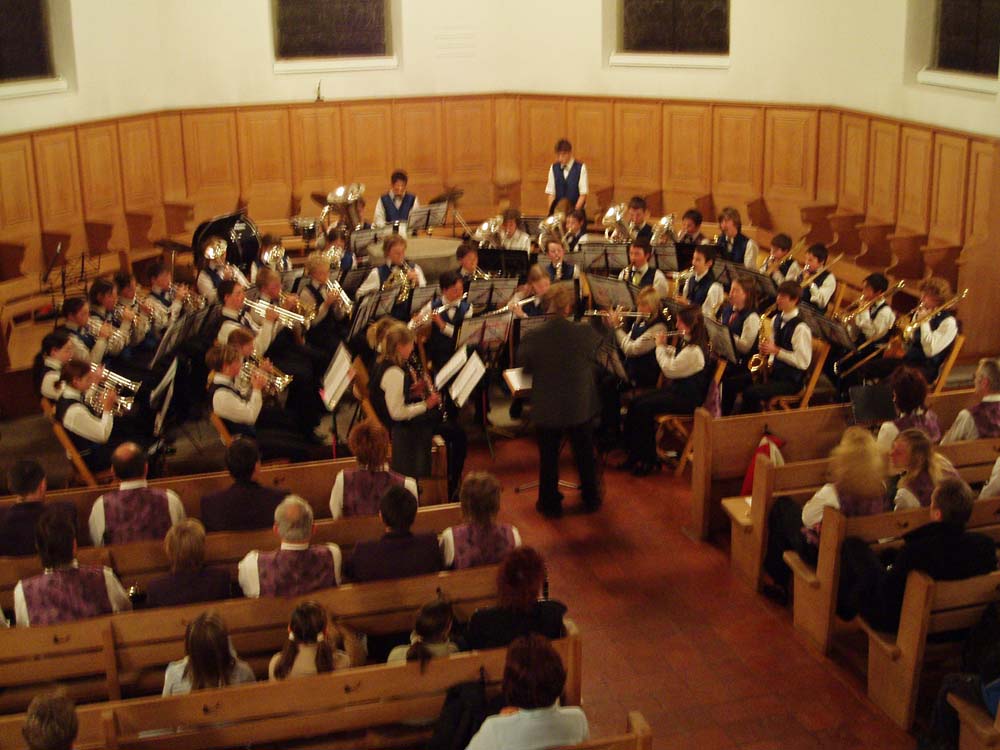 Die MGU  spielt im Chor der Kirche.
