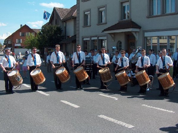 Tambourengruppe Gerzensee auf der Strasse bei der Bäckerei Winkler.