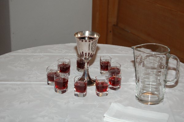 Abendmahlgläser stehen bereit.