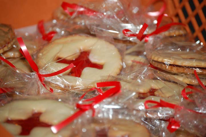 Spitzbuben für die Kinder (Guetzli mit Kreuz. Darunter ist die rote Konfitüre zu sehen.)