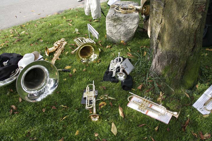 Eine handvoll Instrumente liegen im Gras um Stein.