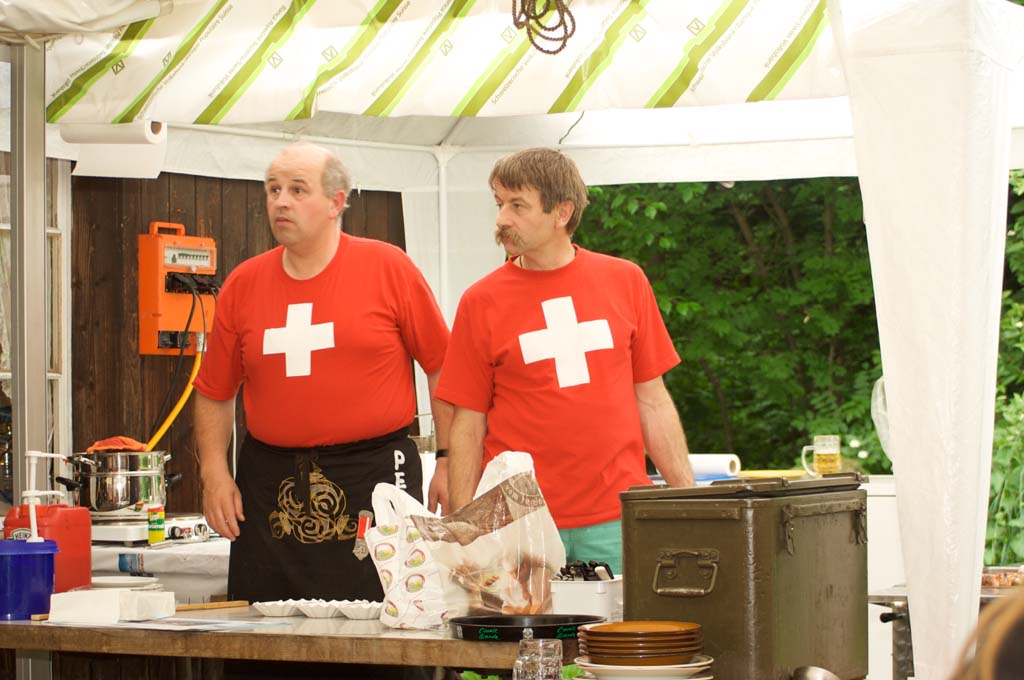Zwei Männer mit "Schweizer"-Shirts im Verpflegungszelt.