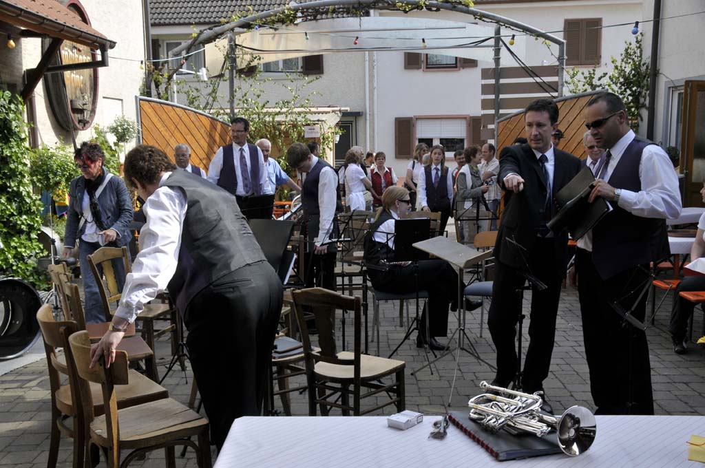 Wir machen uns im Innenhof des Weingutes zum Spielen bereit.