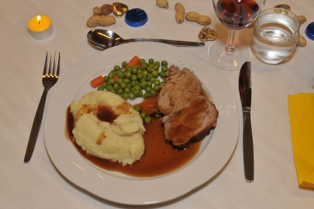 Kartoffelstock, mit Braten und Erben mit Rüebli