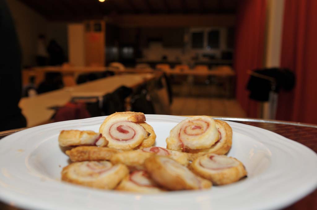 Apéro-Häppchen im Vordergrund. Dahinter das, noch leere, Probelokal.