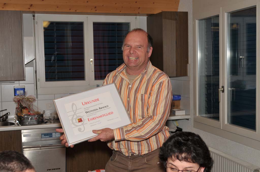 Noldi hält als neues Ehrenmitglied seine Urkunde in die Kamera.