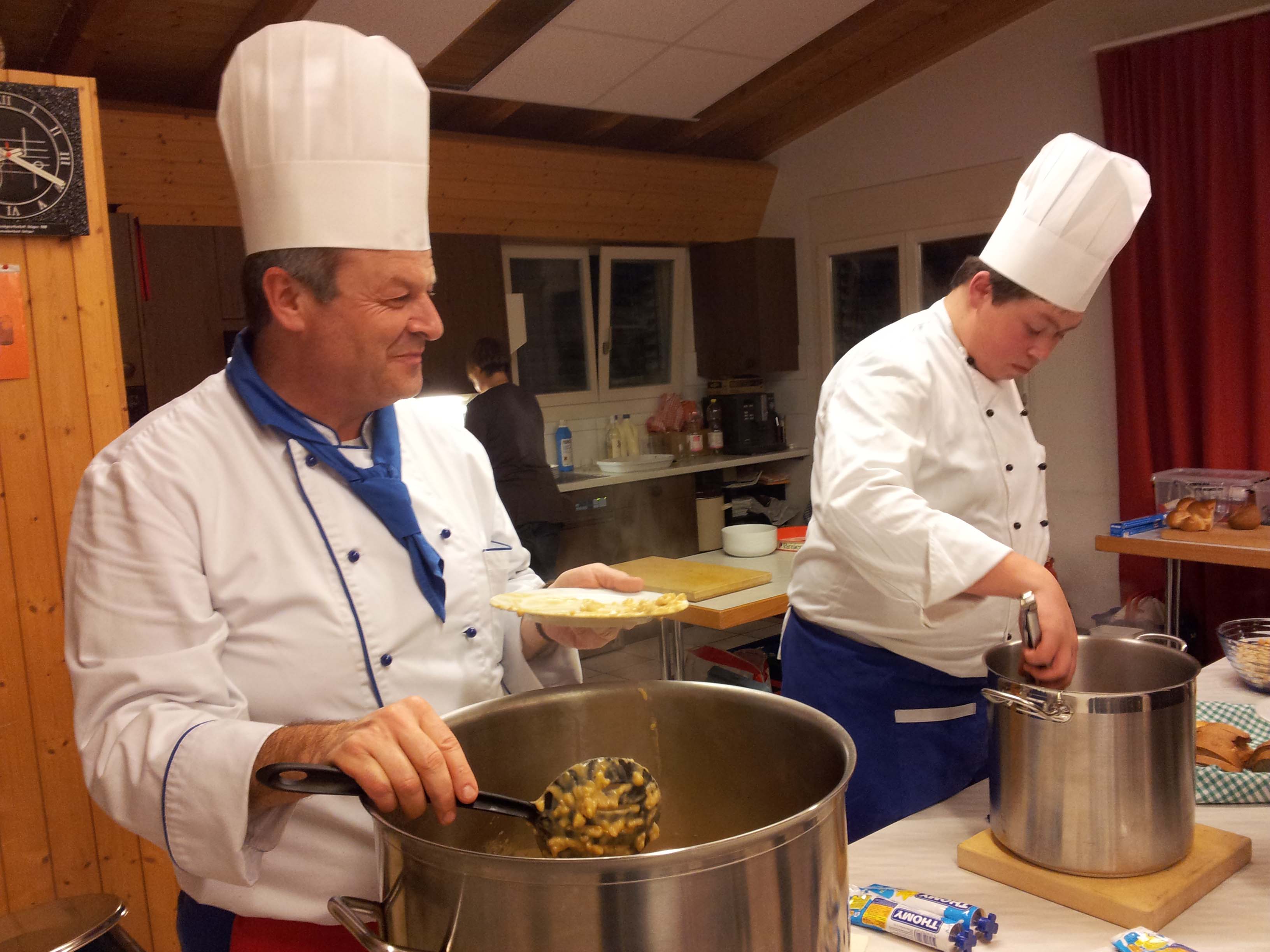 Zwei weiss gekleidete Köche mit Kochmützen