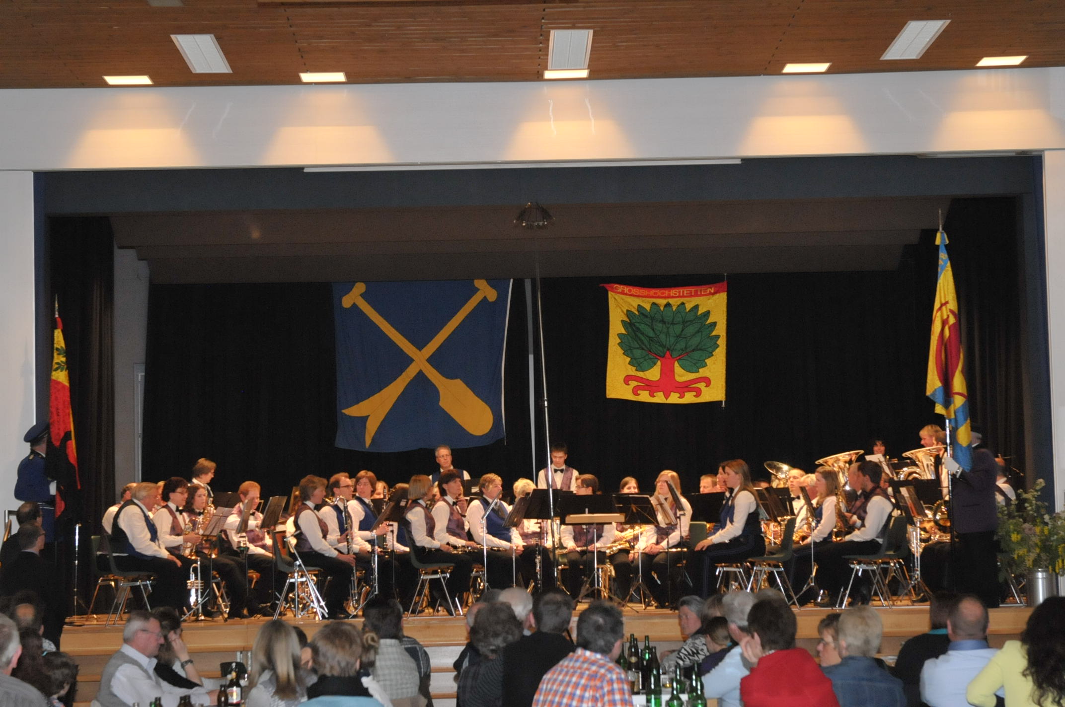 Musikanten auf Bühne sitzend.