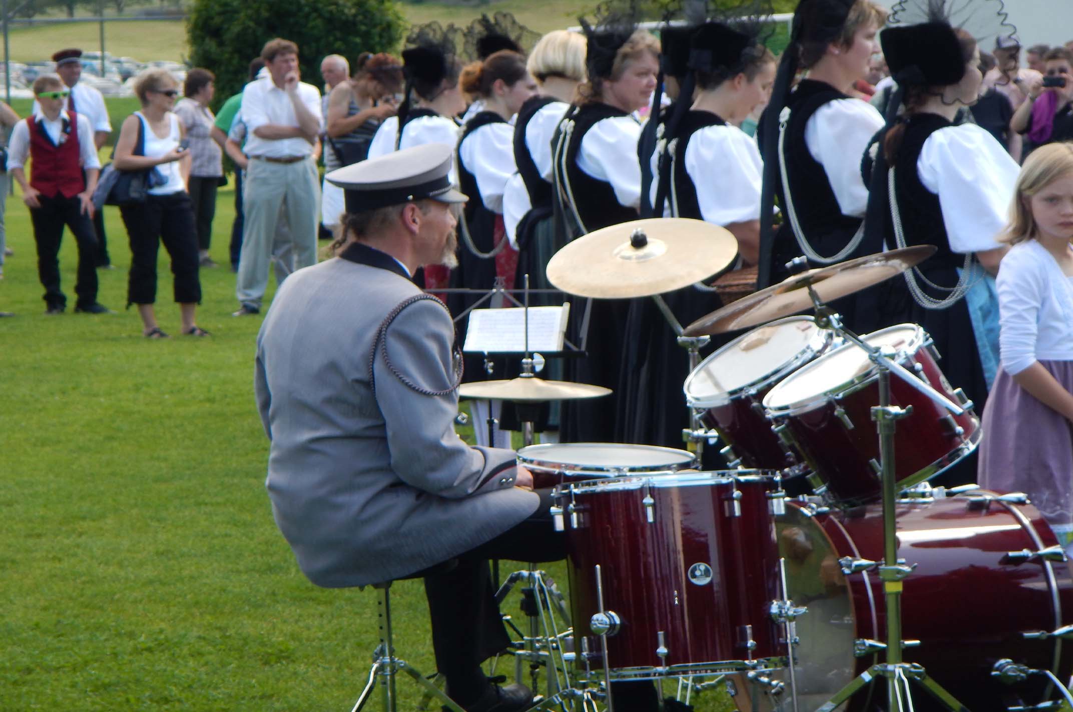 Schlagzeug hinter Trachtenfrauen.