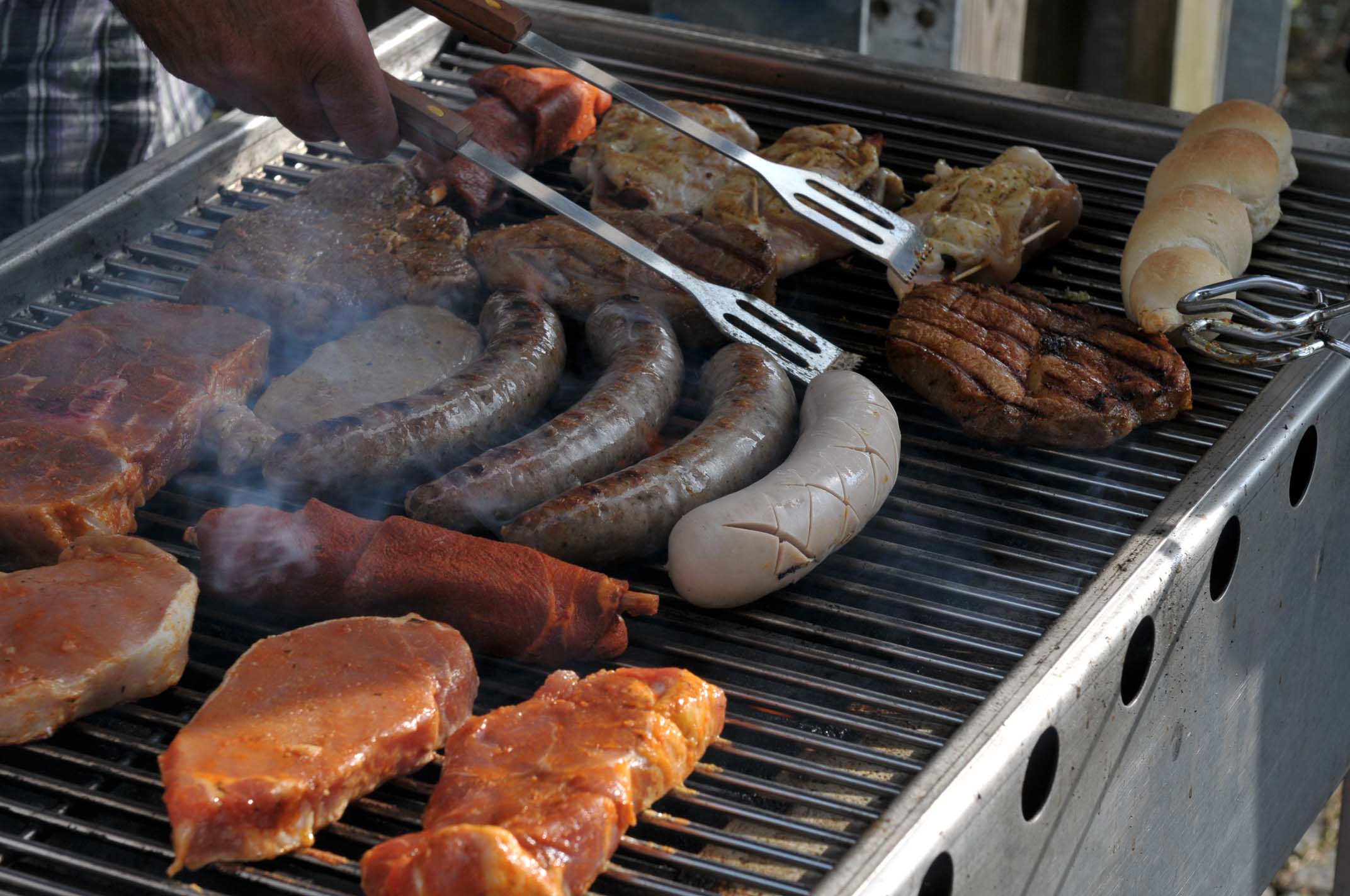 Grill mit Würsten und Steaks.