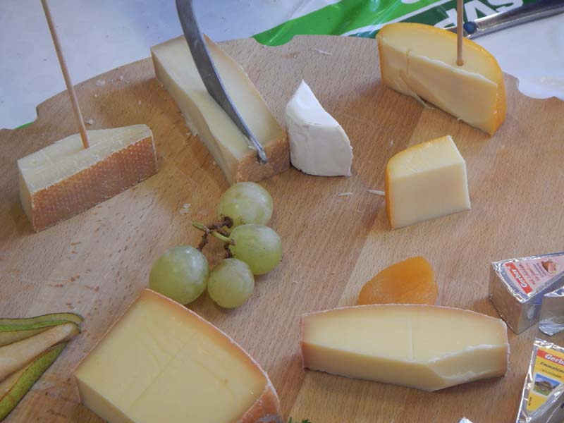 Diverse Käsestücke auf Holzplatte.