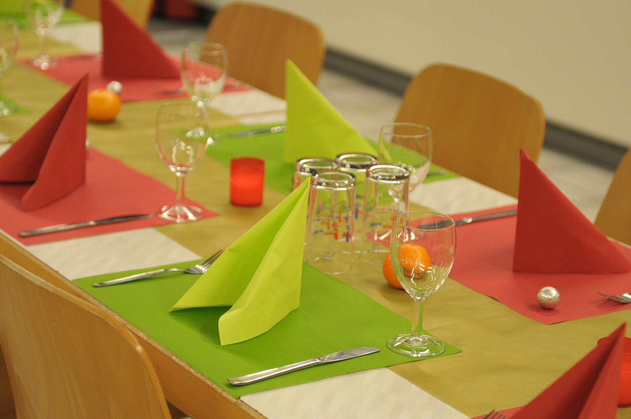 Grüne und rote Tischsets auf Tisch.