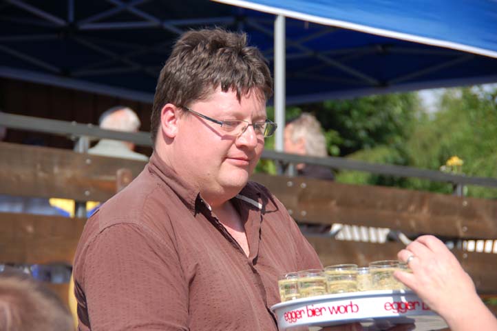 Getränke werden serviert.