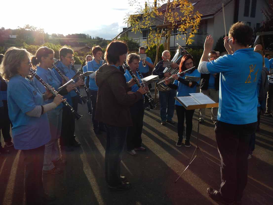 Teil der MG Uttigen im Gegenlicht der Abendsonne.