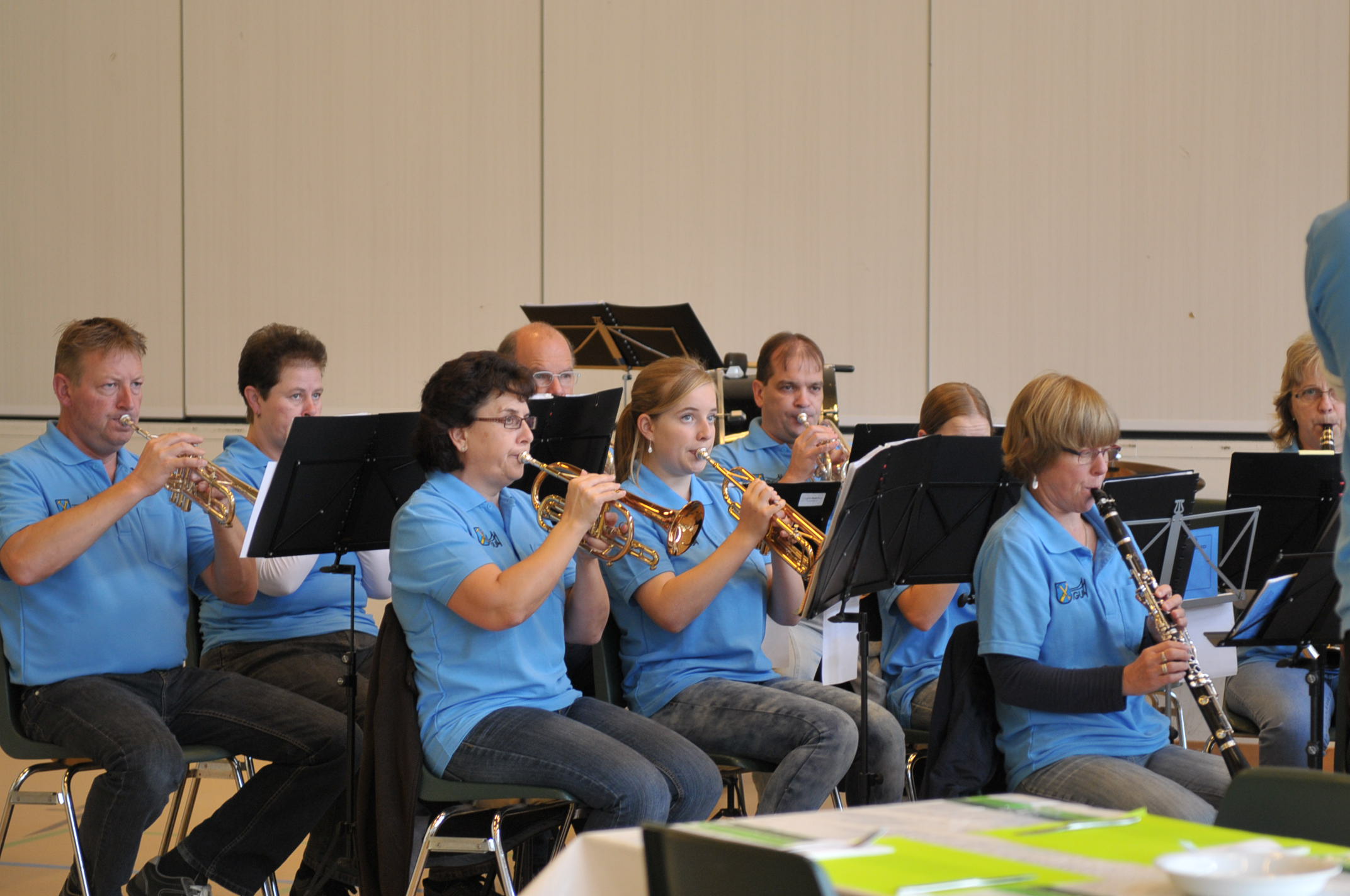 Kleines Blech spielt vor der verschlossenen Bühne.