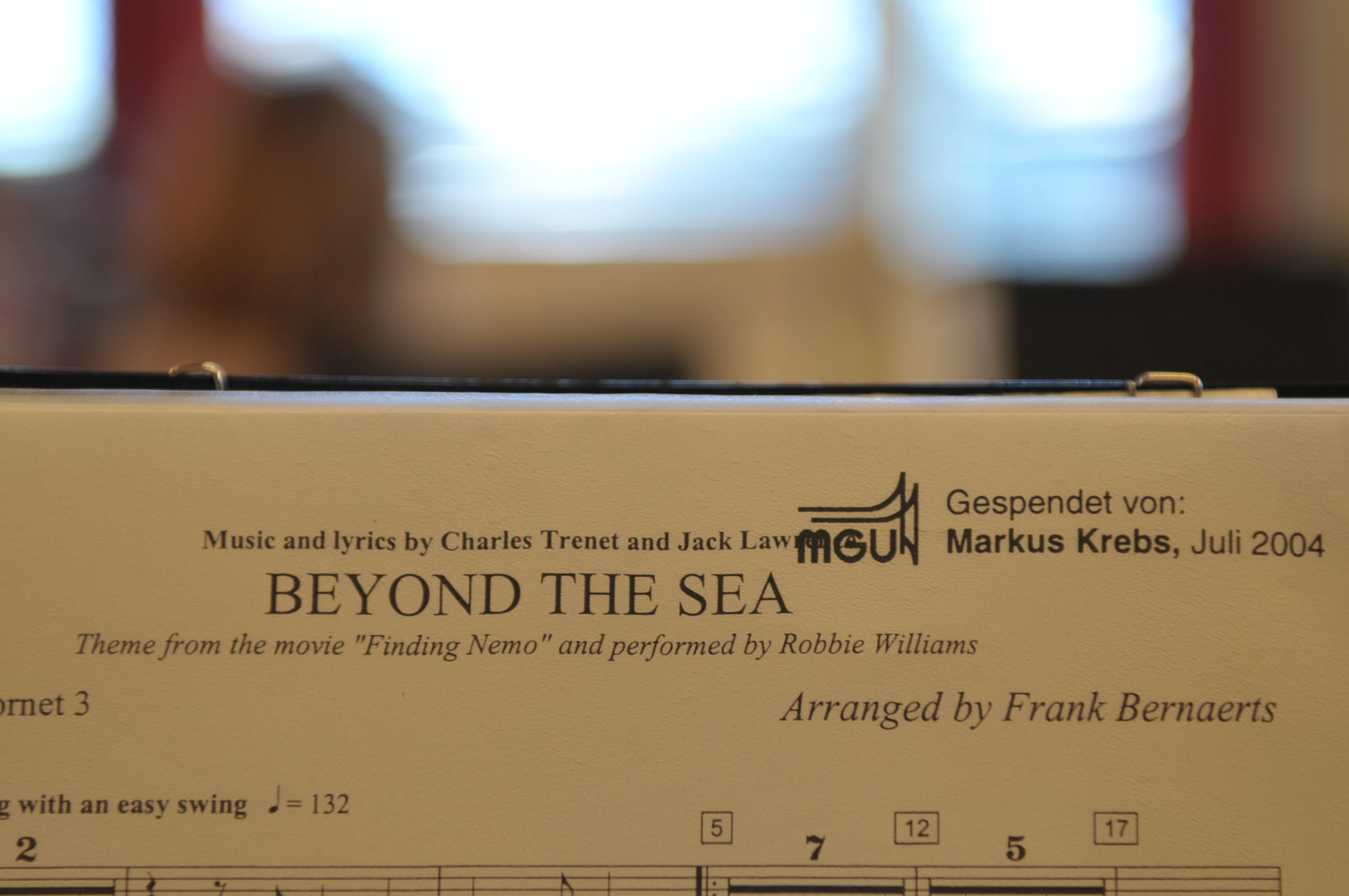 Noten "Beyond the sea" mit unscharfem Hintergrund.