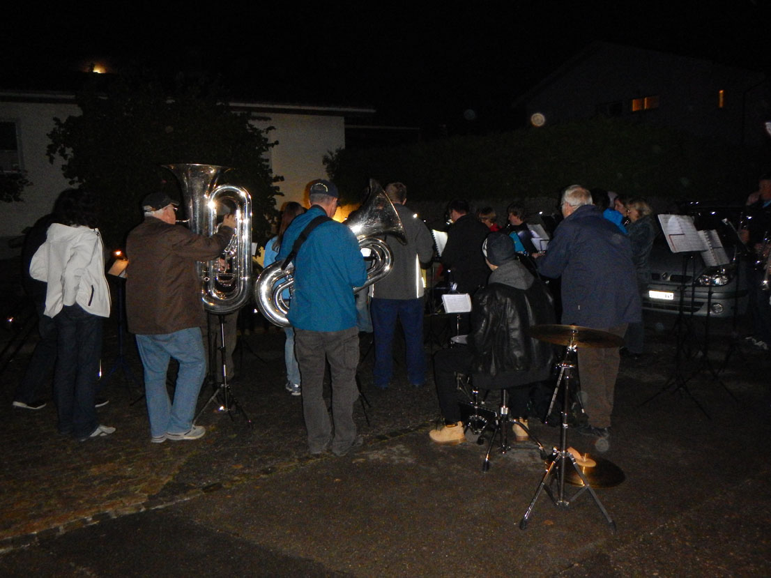 Die MGU von weitem im Dunkeln