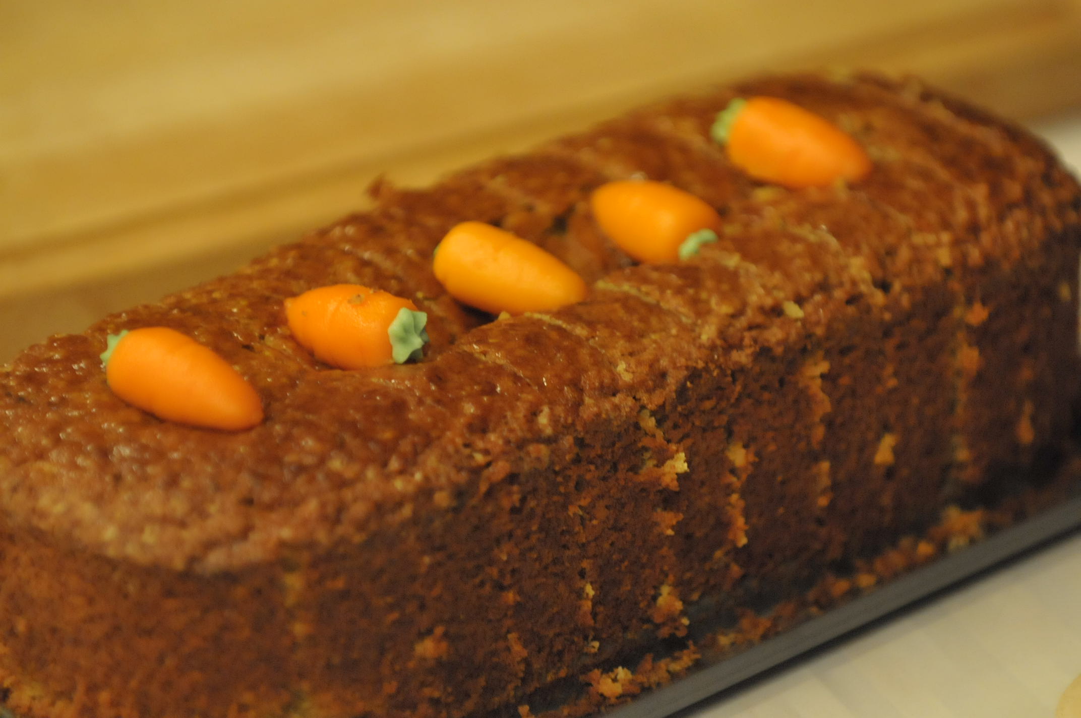 Cake mit Marzipanrüebli als Dekoration