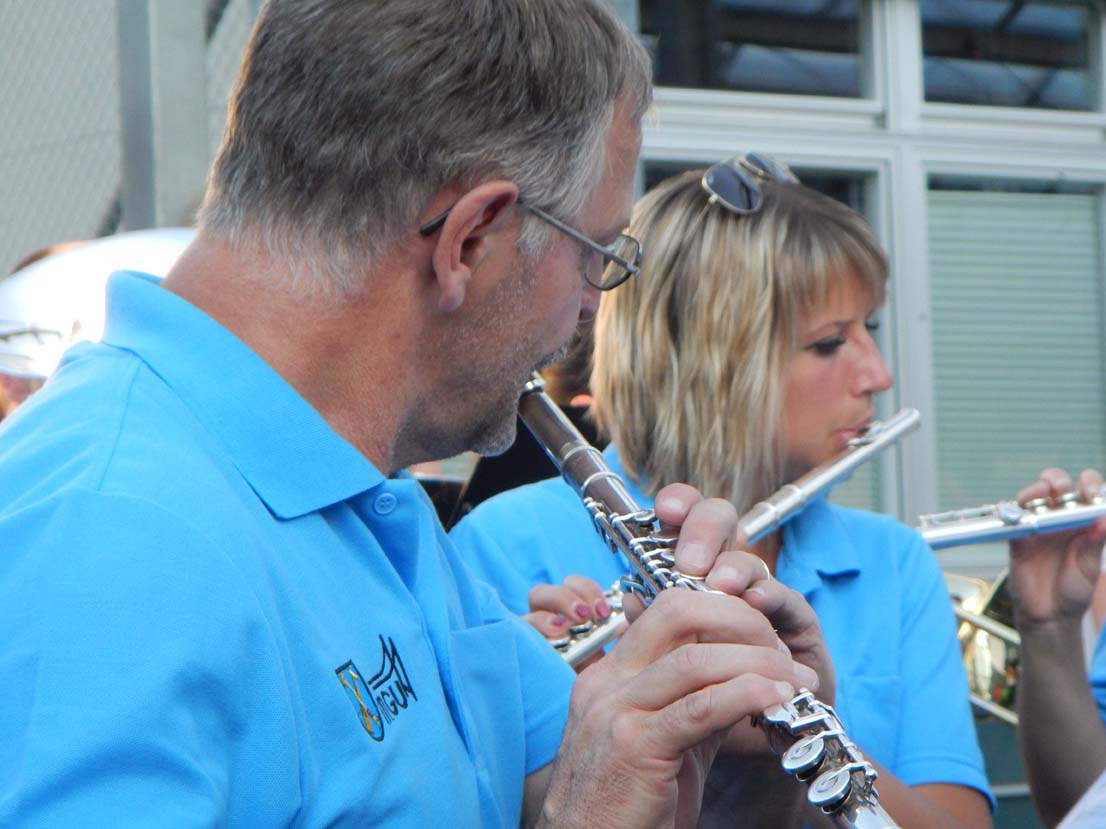 Ernst und Valentina spielen Querflöte.