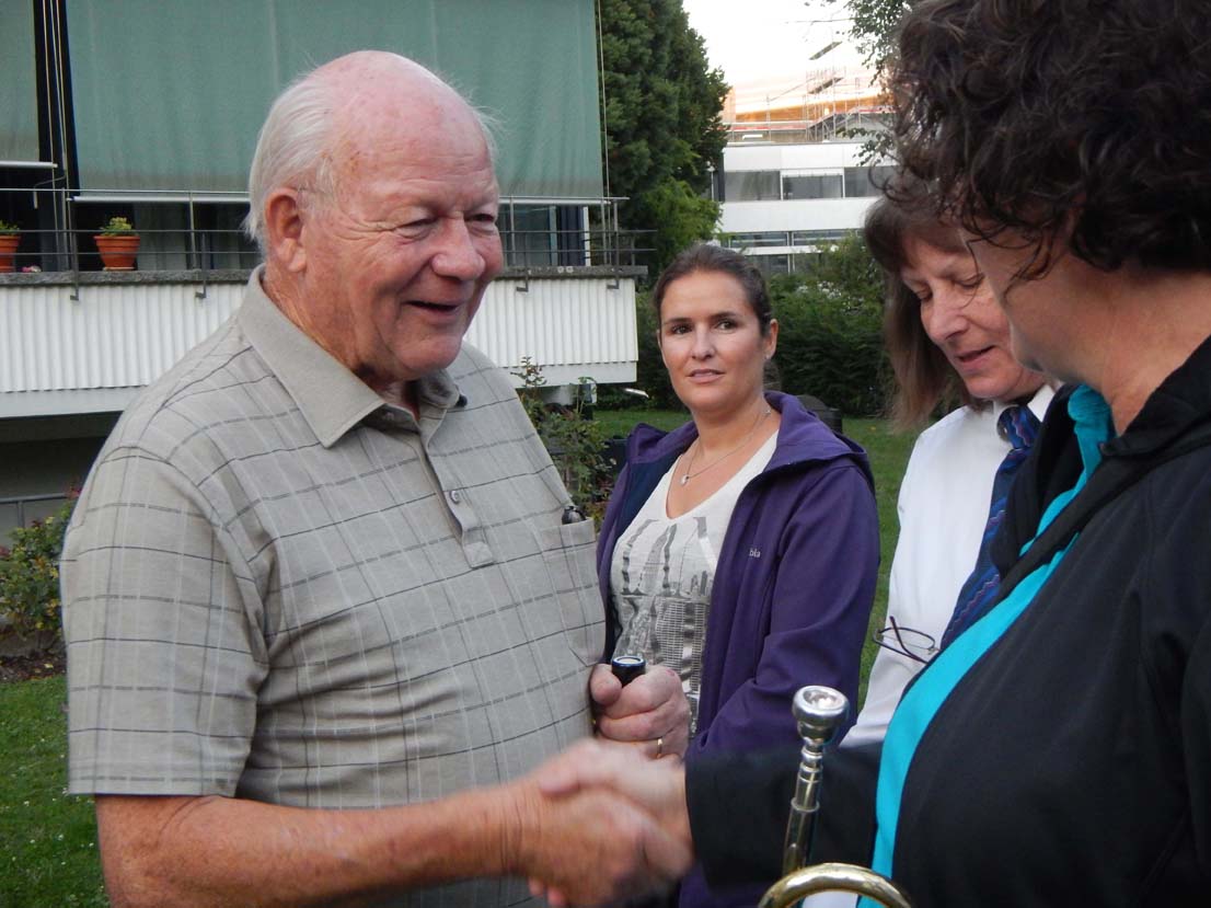 Hans Gygax nimmt Gratulationen entgegen.