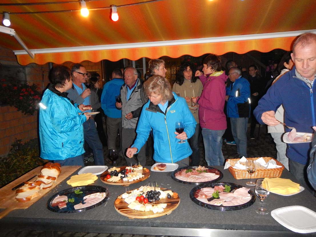 Offeriertes Buffet mit Fleisch und Käse.