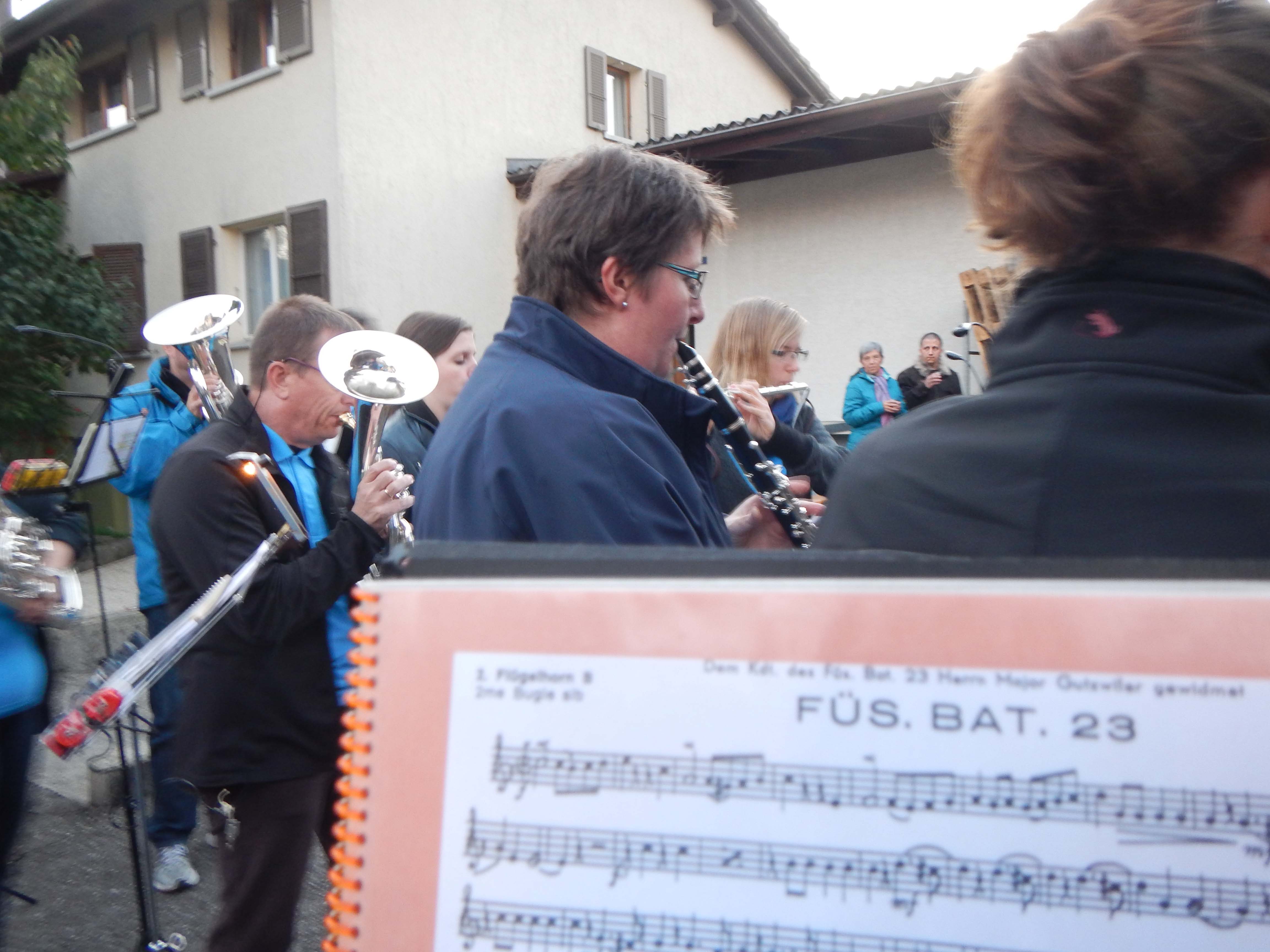 Füs Bat 23 auf Notenständer. Dahinter Teile der MG Uttigen.