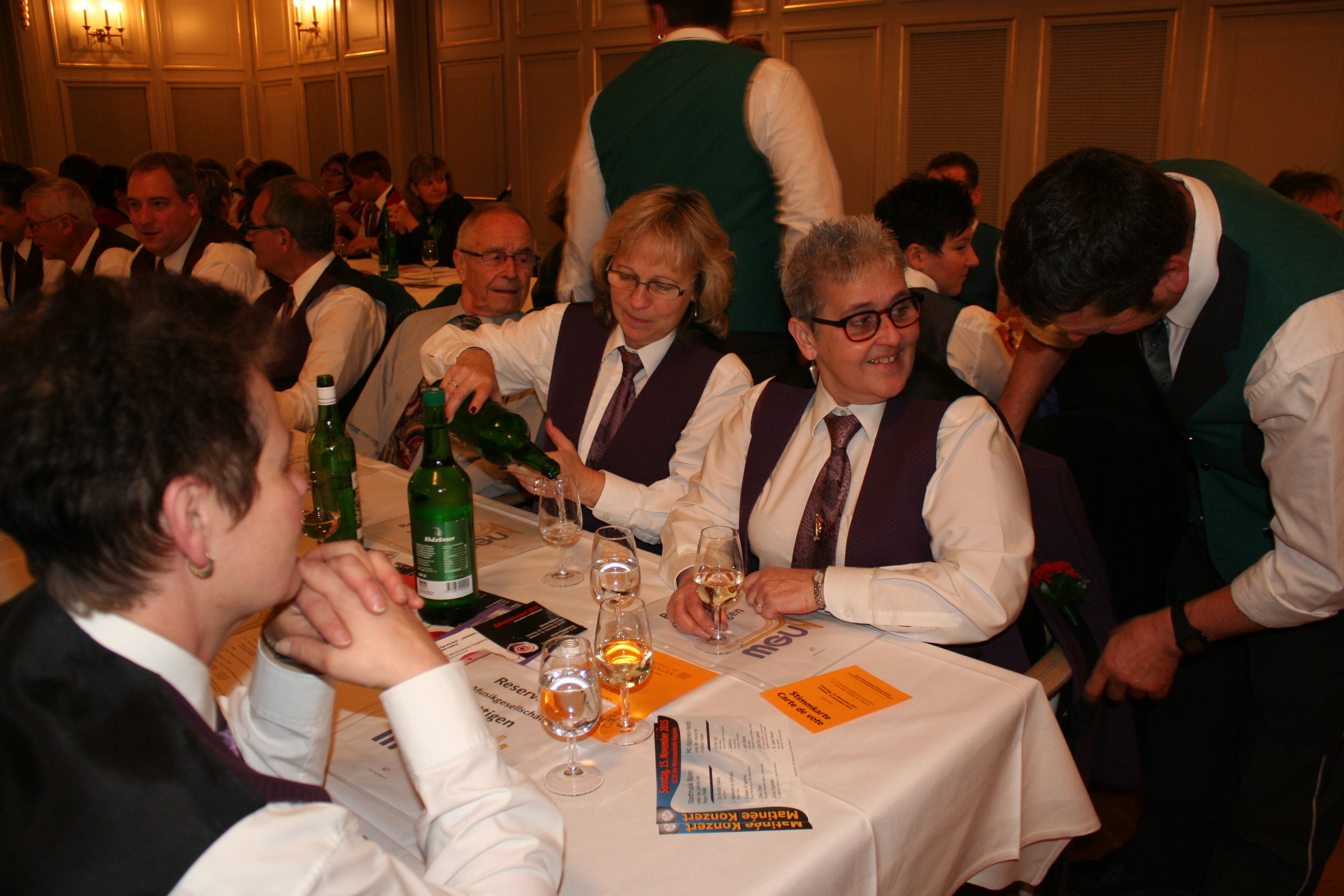 Delegation der MG Uttigen sitzt am Tisch.