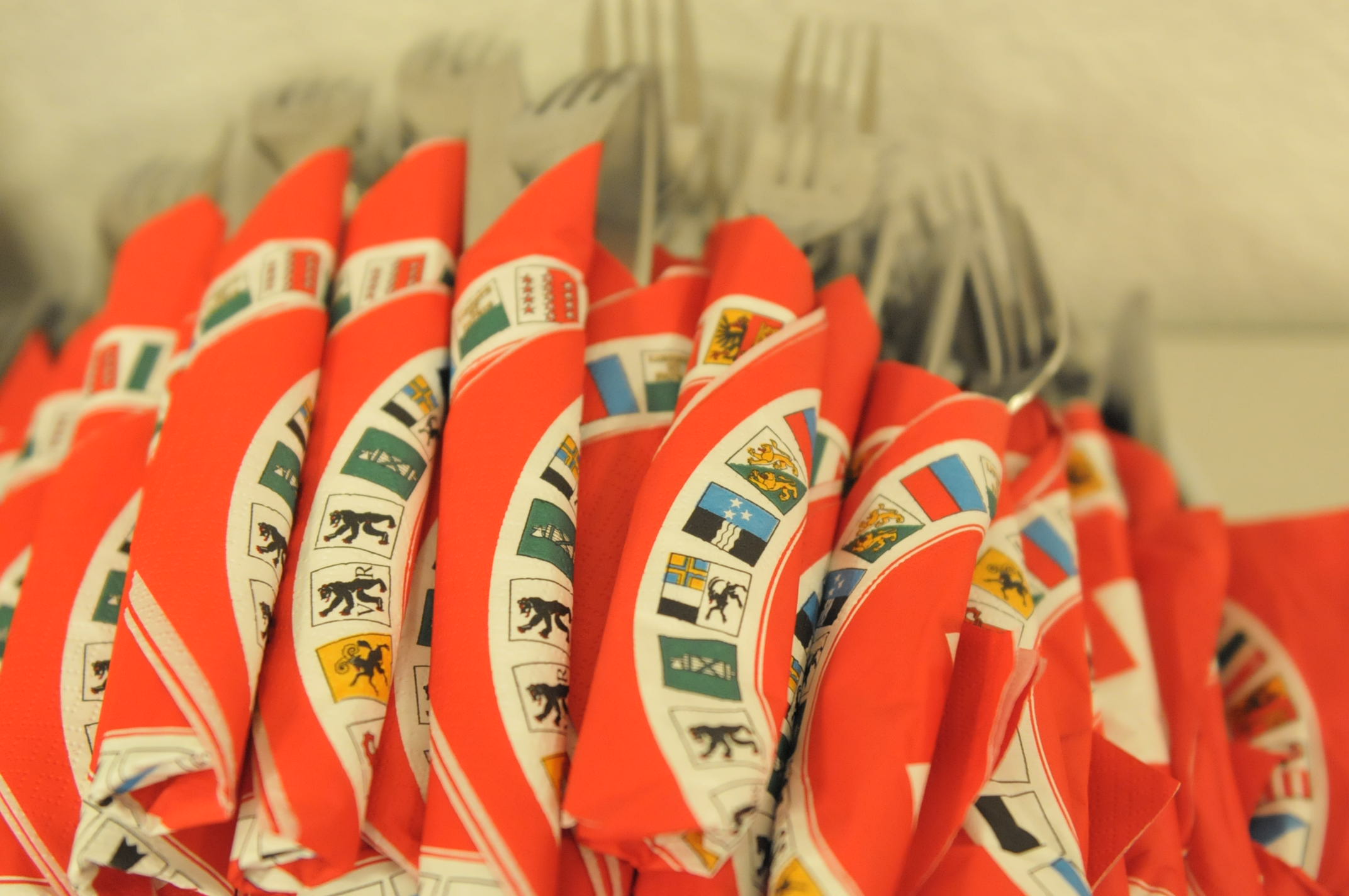 Eingepacktes Besteck in rote Servietten mit Kantonswappen.