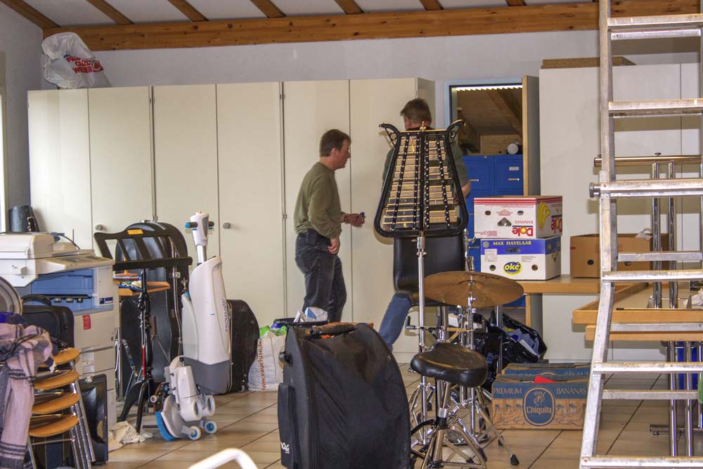 Leiter und allerlei herum stehende Instrumente und Geräte im Probelokal.