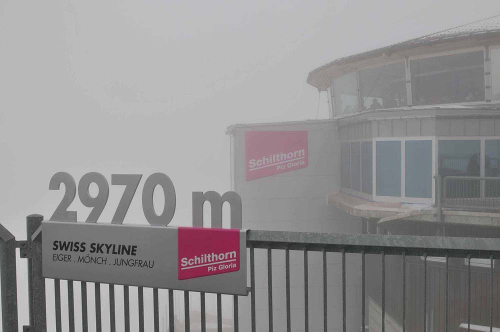 Schilthorn-Restaurant im Nebel. Im Vordergrund die Zahl 2970m.