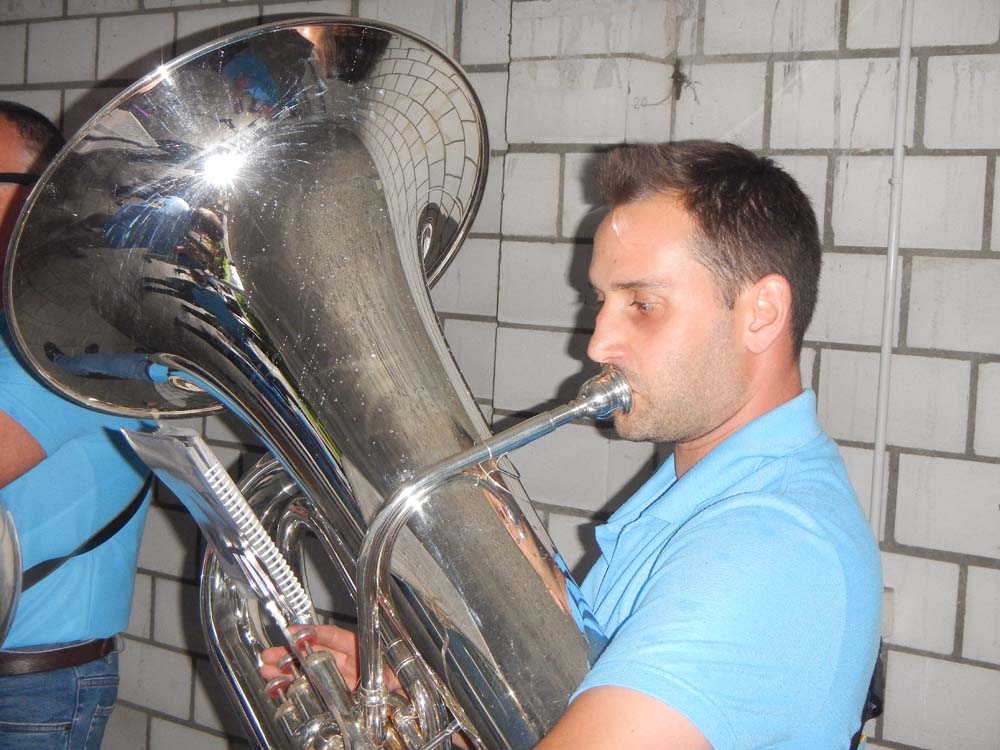 Michel Schenk mit dem Bass in einer Einstellhalle.