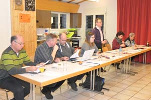 Vorstandstisch mit Vorstand.