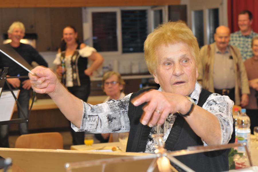 Die Jubilarin am Dirigieren