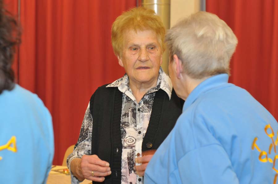 Margrit gratuliert der Jubilarin.
