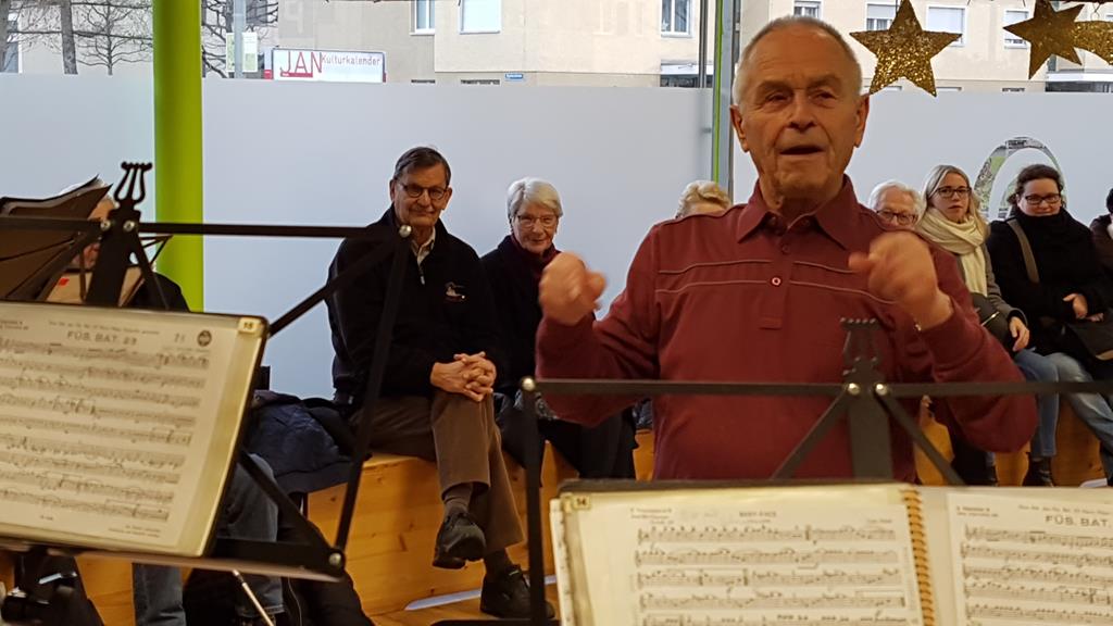 Ehrenmitglied und Geburtstagskind Heinz Wenger am Dirigieren.