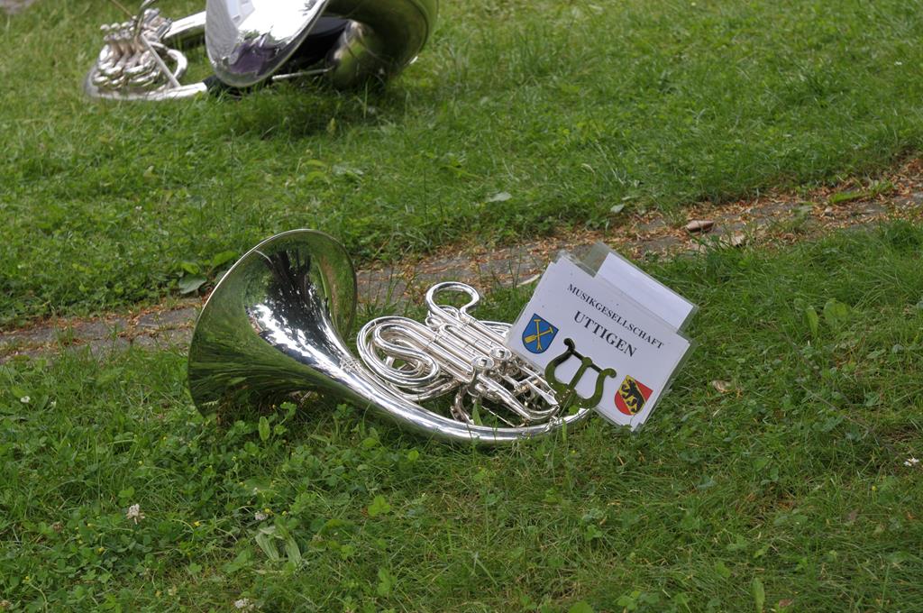 Ein, auf dem Boden liegendes, F-Horn. Auf dem Layer eine Karte mit dem Berner und Uttiger Wappen.