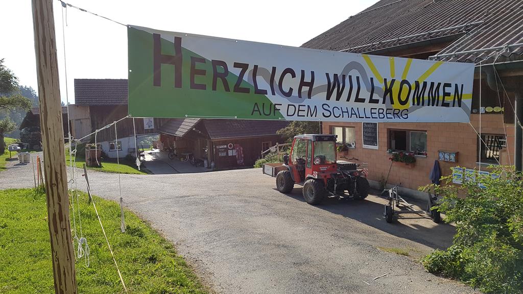 Transparent "Herzlich willkommen" vor dem Hof Schalleberg.