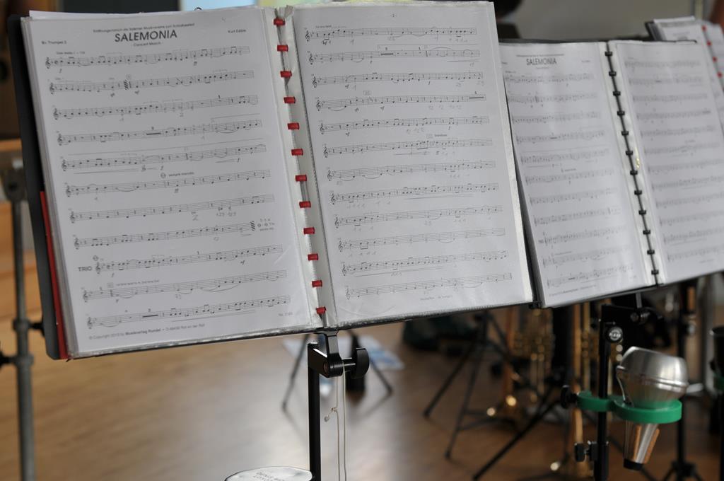 Die Noten vom Stück "Salemonia" auf dem Notenständer.