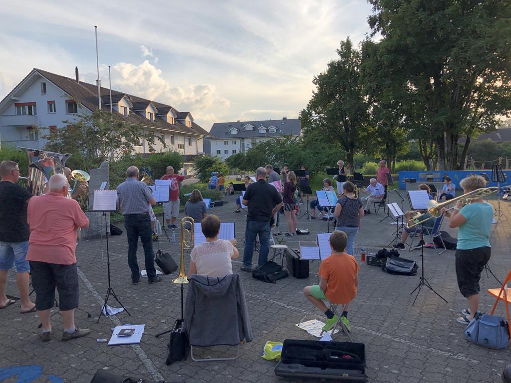 Die MGU mit grossem Abstand auf dem Schulhausplatz.