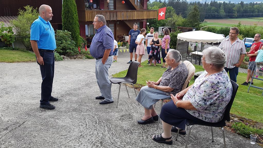 Der Präsident gratuliert dem Jubilaren.