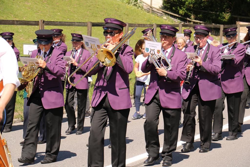 Die MG Uttigen mit ihrer violetten Uniform auf der Marschmusik.